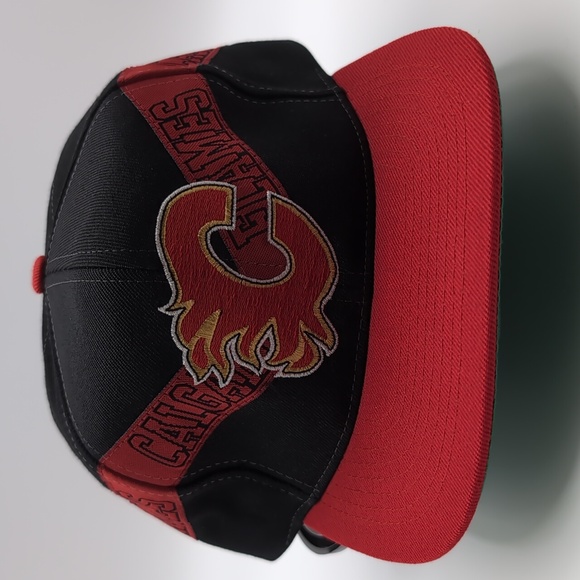 The Game| NWOT Vintage NHL Calgary Flames Black Sports Cap Snap Back Green Brim - Picture 8 of 11